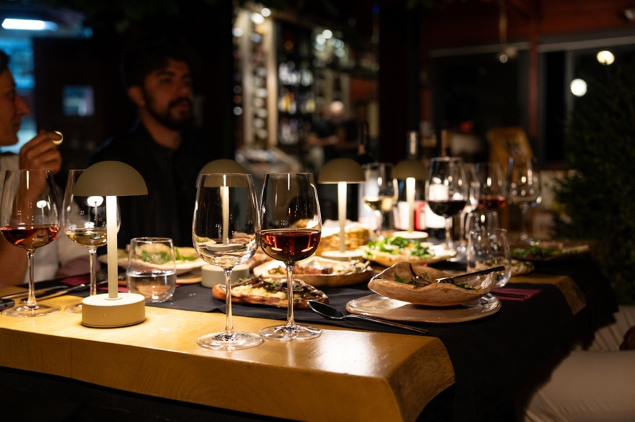 桌子上摆放着红酒杯

AI 生成的内容可能不正确。